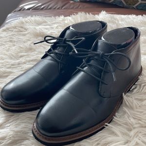 Boys basic high-top dress shoe in great condition.